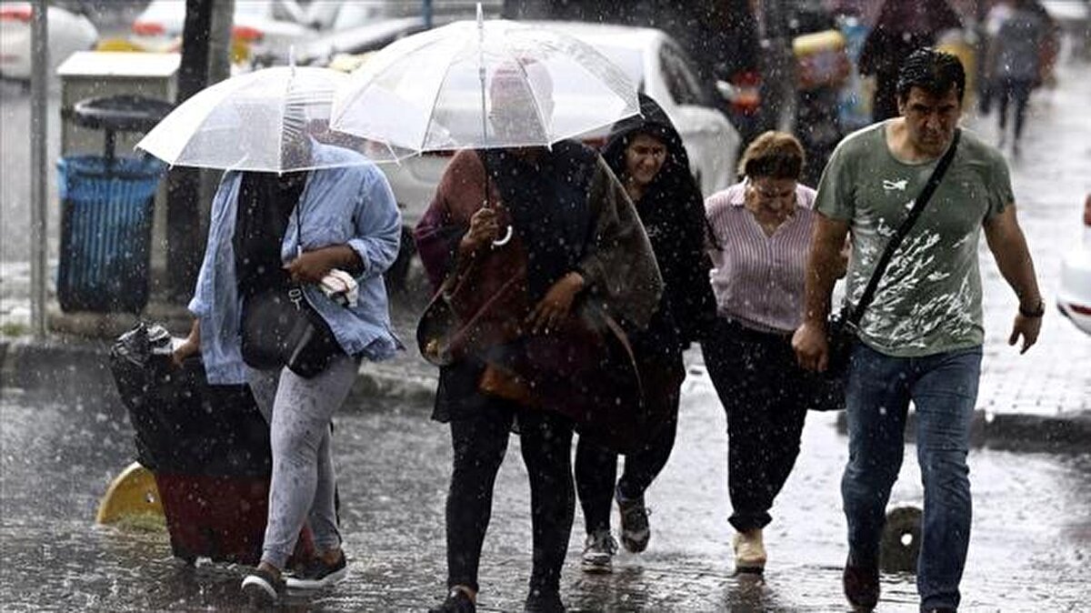 Yağmur Ne Zaman Geliyor?<br><br>İstanbullulara sevindiren haber ise Meteoroloji’nin 5 günlük tahminlerinden geldi. Uzun süredir sıcak ve nemli havanın etkisinde kalan megakent, bu hafta serin ve yağışlı havayla buluşacak.<br><br>Meteoroloji Genel Müdürlüğü’ne göre, yağmur 30 Temmuz Çarşamba günü İstanbul’a giriş yapacak. Çarşamba ve 1 Ağustos Cuma günleri gök gürültülü sağanak yağış bekleniyor. Yağışların özellikle Avrupa Yakası’nda Şişli, Beşiktaş ve Sarıyer gibi ilçelerde daha yoğun hissedileceği tahmin ediliyor. Rüzgarla birlikte etkisini gösterecek serin hava dalgası, kentteki bunaltıcı atmosferi bir nebze de olsa hafifletecek.