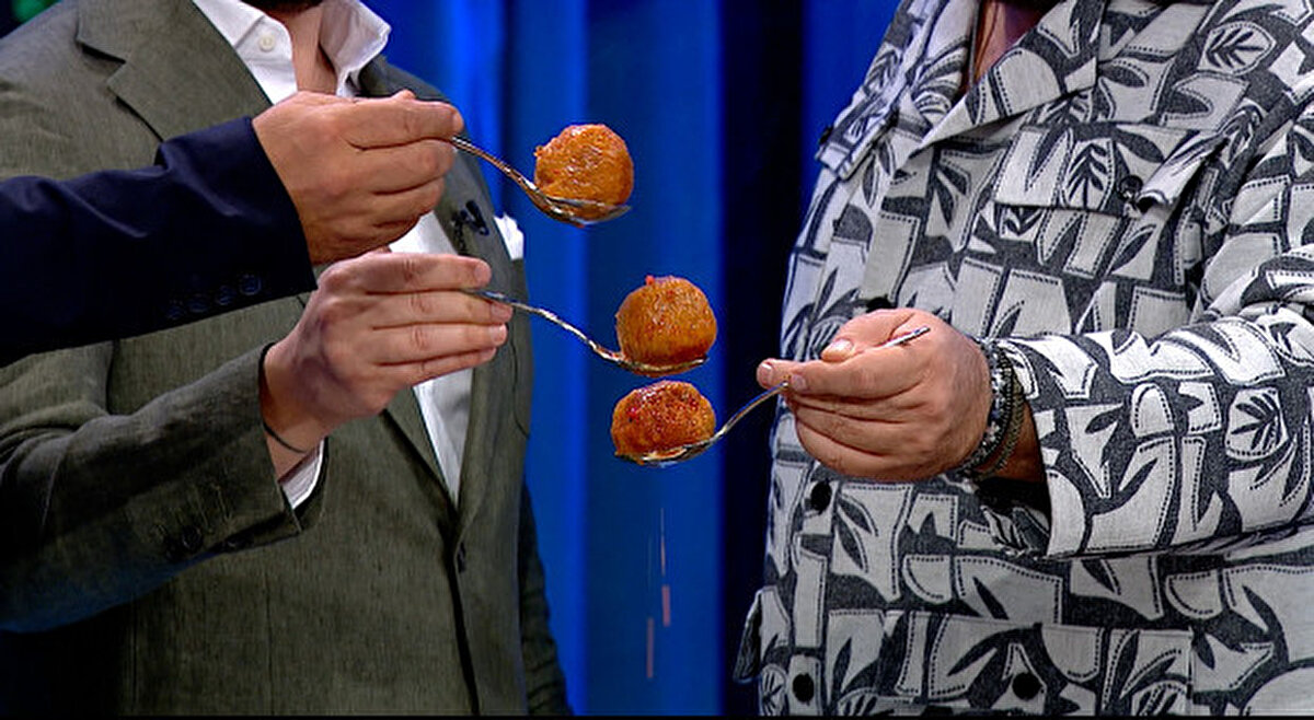 MasterChef 2025 ana kadroya giren yarışmacılar<br><br>MasterChef Türkiye 2025 sezonunda ana kadroya girmeye hak kazanan yarışmacılar belli oldu. İşte, şeflerin oylarıyla belirlenen ana kadro:<br><br>1. Yarışmacı: Furkan<br><br>2. Yarışmacı: Eylül<br><br>3. Yarışmacı: Çağatay<br><br>4. Yarışmacı: Onur<br><br>5. Yarışmacı: Hilal<br><br>6. Yarışmacı: Sercan<br><br>7. Yarışmacı: Ayla<br><br>8. Yarışmacı: İhsan Yiğit<br><br>9. Yarışmacı: Ayten<br><br>10. Yarışmacı: Çağlar<br><br>11. Yarışmacı: Sezer<br><br>12. Yarışmacı: Cansu<br><br>13. Yarışmacı: Özkan<br><br>14. Yarışmacı: Gizem<br><br>15. Yarışmacı: İrem