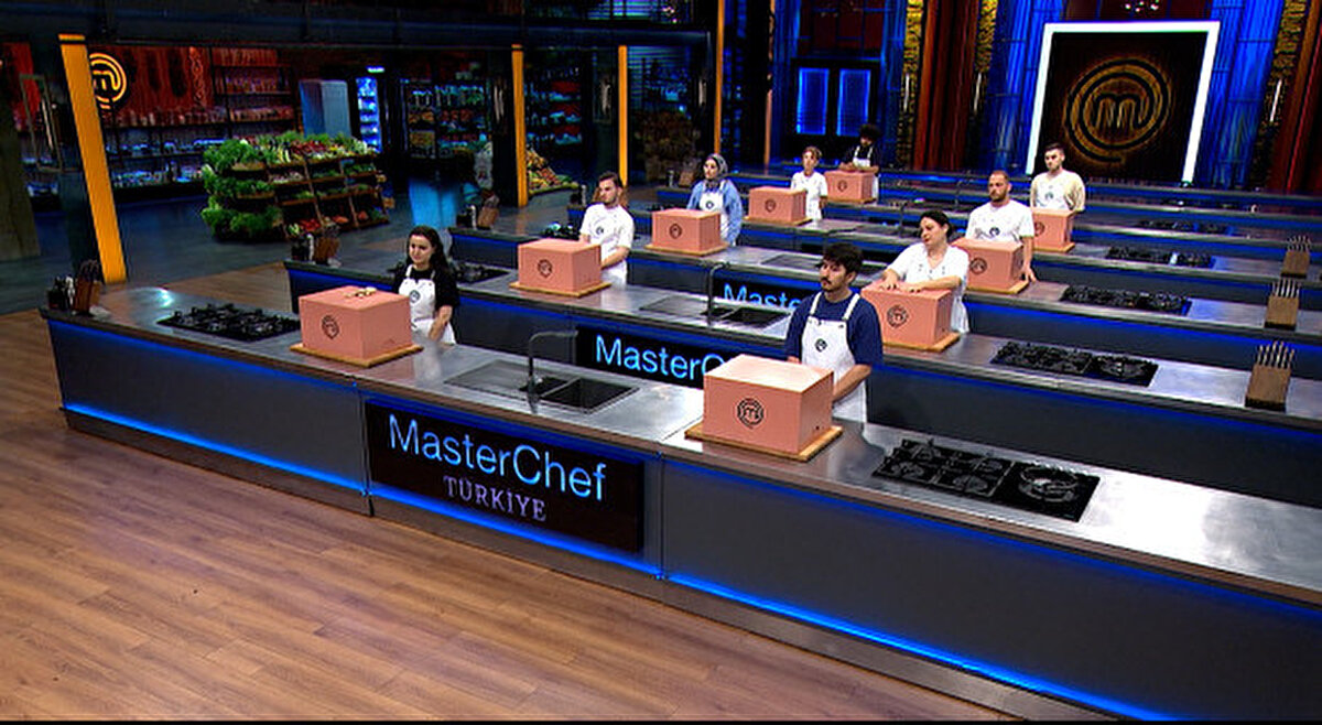<br>MasterChef ana kadroya kim girdi?<br><br>MasterChef 2025’te ana kadroya doğrudan giremeyen ancak yedeklerden yarışma şansı elde eden isimler de belli oldu. Büyük bir performans sergileyen bu yarışmacılar, ilerleyen bölümlerde ana kadroya geçme fırsatı yakalayacak.<br><br>Yedeklerden kadroya giren isimler:<br><br>Muratcan<br><br>Şule<br><br>Ömer<br><br>Yakup