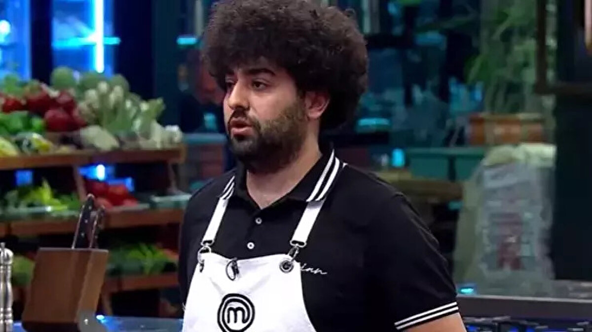 MasterChef Türkiye 2025 sezonu tüm heyecanıyla devam ederken, izleyiciler yarışmaya ana kadrodan kimlerin katıldığını merak ediyor. Şefler Somer Sivrioğlu, Danilo Zanna ve Mehmet Yalçınkaya’nın jüri koltuğunda oturduğu yarışmada, elemeleri başarıyla geçen yarışmacılar bu kez ana kadroya girebilmek için kıyasıya mücadele etti. Son bölümde açıklanan isimlerle birlikte "MasterChef 2025 ana kadroya kimler girdi?" ve "MasterChef yedek yarışmacılar kim oldu?" soruları da gündeme taşındı.