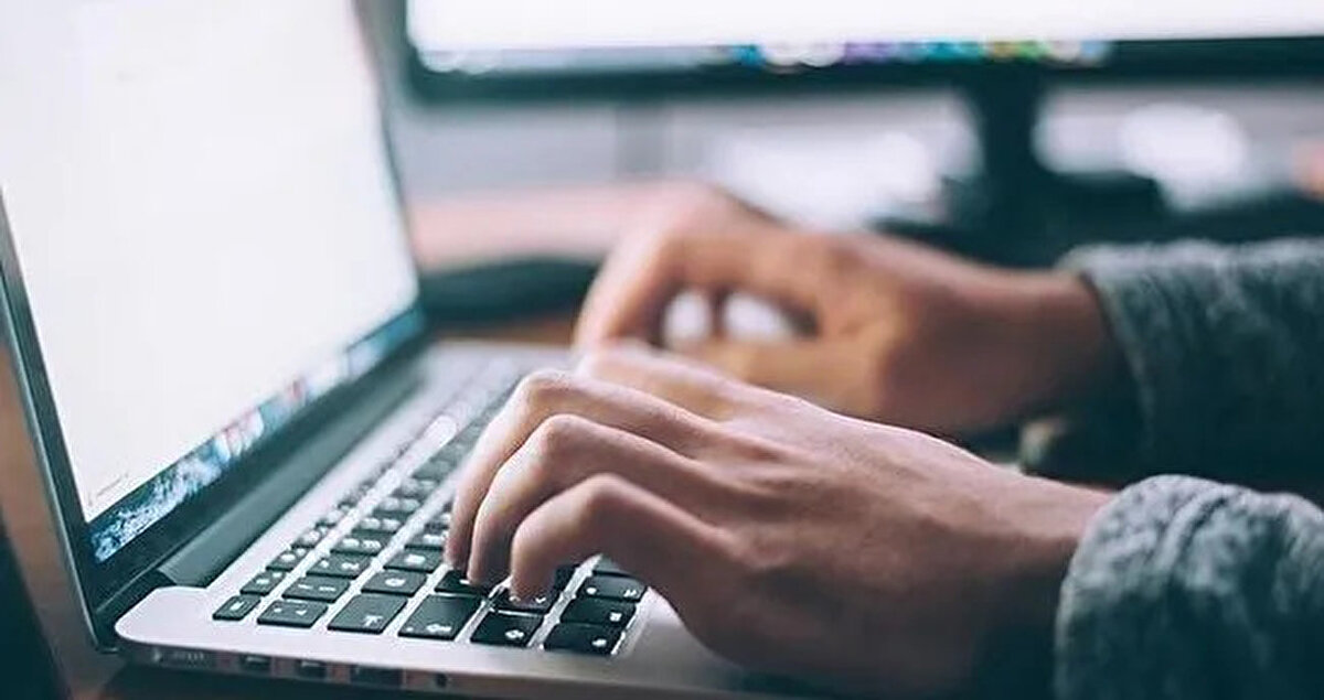 2025 YKS tercih kılavuzu yayınlandı mı?<br><br>Ölçme, Seçme ve Yerleştirme Merkezi (ÖSYM), 2025 Yükseköğretim Kurumları Sınavı (YKS) sonrası tercih süreciyle ilgili önemli bir duyuru yaptı. ÖSYM’nin açıklamasına göre, 2025 YKS Yükseköğretim Programları ve Kontenjanları Kılavuzu 30 Temmuz 2025 tarihinde yayımlanacak. Adaylar, kılavuzun yayınlanmasıyla birlikte üniversite programları, kontenjanlar ve puan türleri hakkında detaylı bilgiye ulaşabilecek.