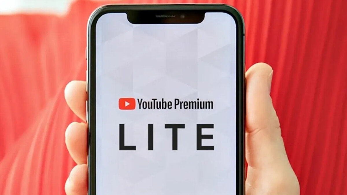 YouTube Premium ve Premium Lite Arasındaki Farklar<br><br>YouTube Premium ile Premium Lite arasında ciddi farklar bulunuyor. Premium üyelikte tüm videolar reklamsız olarak izlenebilirken, Premium Lite yalnızca çoğu videoda bu deneyimi sunuyor. Ayrıca Premium aboneliğinde videolar arka planda oynatılabiliyor, indirilebiliyor ve YouTube Music uygulaması reklamsız olarak kullanılabiliyor. Premium Lite paketinde ise bu özelliklerin hiçbiri yer almıyor.<br><br>Fiyat açısından bakıldığında ise YouTube Premium’un aylık ücreti 79,99 TL iken Premium Lite 49,99 TL. Arada 30 TL fark bulunuyor. Eğer sık sık YouTube kullanıyor, videoları arka planda dinlemek veya indirmek istiyorsanız Premium paketi tercih etmeniz daha mantıklı olabilir. Ancak yalnızca reklamsız izleme deneyimi sizin için yeterliyse Premium Lite paketi de işinizi görebilir.