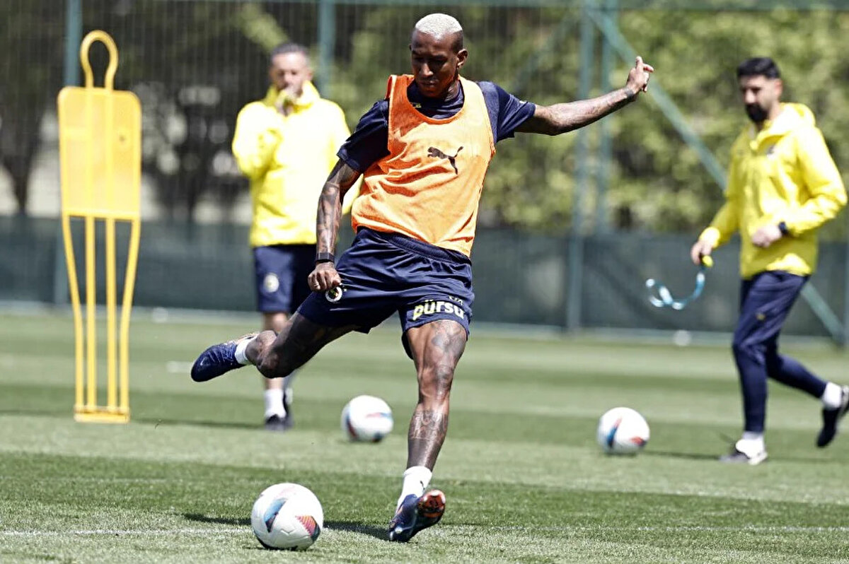  Bu gelişme üzerine Brezilyalı yıldızın ise sarı-lacivertlilerde mutlu olduğunu ve kalma niyetinde olduğu aktarıldı.