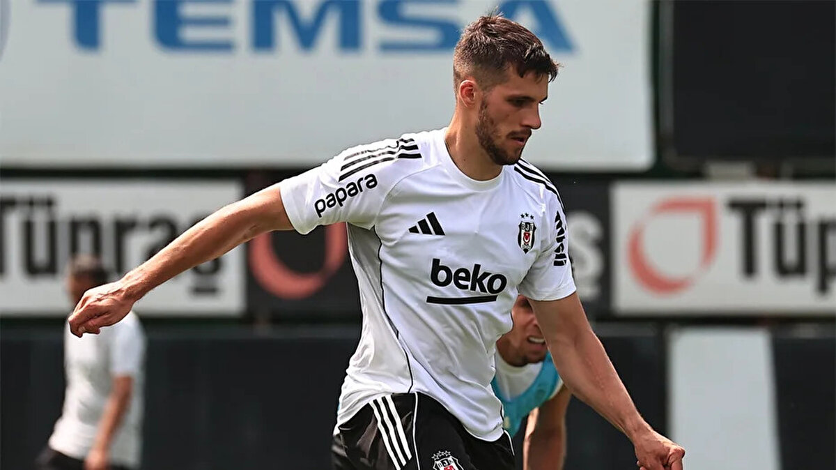 Beşiktaş'ın yeni transferlerinden David Jurasek, siyah-beyazlı formayla ilk resmi maçına Shakhtar karşısında çıktı.<br><br>