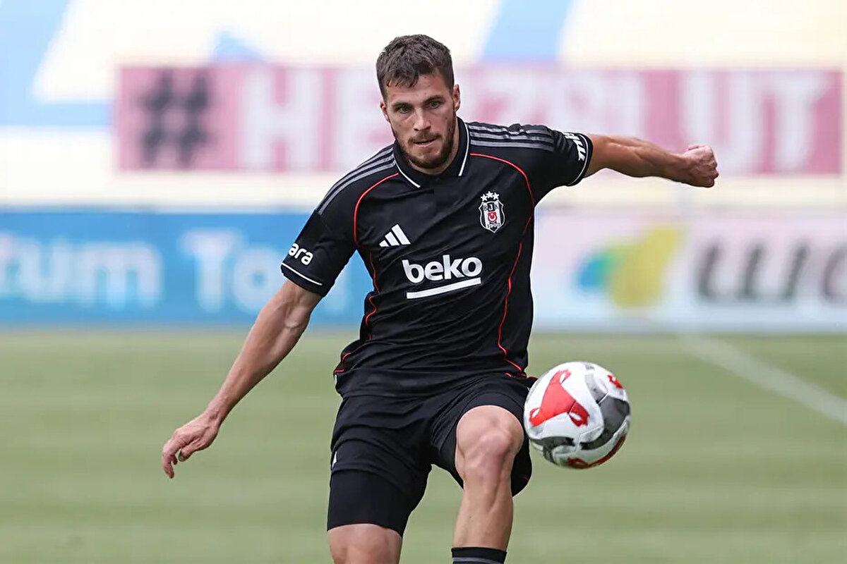 24 yaşındaki futbolcu saatler sonra hesabını yeniden aktif ederken Beşiktaş'tan dikkat çeken bir paylaşım geldi.<br><br>