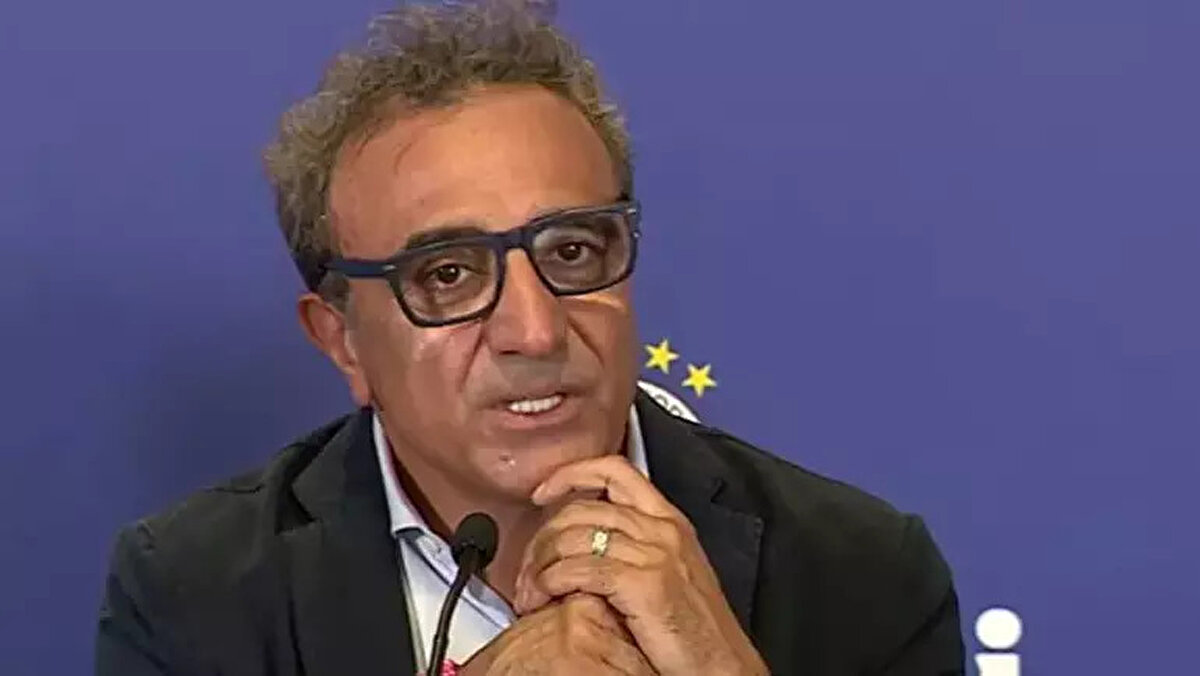 Ali Koç'un Fenerbahçe sevgisine dikkat çeken Ulukaya, "Sayın başkanın yüreği Fenerbahçe için yanıyor. Fenerbahçe böyle duygusal bir yer. Eğer bize o telefonu açmasa, biz de burada olmazdık. Halkımız için, Fenerbahçeliler için hayırlı olsun. Biz Fenerbahçelilerin yol arkadaşıyız, bundan ötesi yok. Bugün buradayız, bir ay sonra memlekete gideceğiz ve sonra maça geleceğiz. Chobani sadece tabelada desteklemeyecek, her noktada yanınızdayız. Fenerbahçe ve ülkemiz için güzel bir şey olur. Bu sezon çok güzel şeyler olacak, hissediyorum. Hislerime güvenen birisiyim. Beni Fenerbahçe'ye, çocukluğuma, ülkeme böyle getirdiğiniz ve kabul ettiğiniz için minnettarım. Fenerbahçe ile Türkiye'ye girdik, henüz işimiz yok ama onu da başlatacağız. Fenerbahçe'nin sponsorluk geliri bundan üç, dört sene sonra daha yüksek olacak. Dünya markaları gelecek. Fenerbahçe'nin sponsorluk geliri çok yukarı çıktı ve daha da yükselecek. Buna eminim. Çocukluk aşkım Fenerbahçe için buradayım..." ifadelerini kullandı.<br><br>