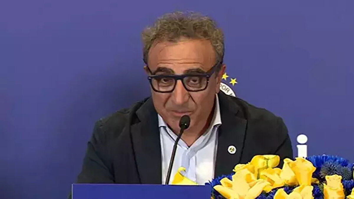 Hamdi Ulukaya'nın "Türkiyeli" sözleri tepki topladı<br><br>Chobani CEO'su Hamdi Ulukaya ise "Sayın Başkan, değerli yönetim kurulu üyeleri, kıymetli Fenerbahçe ailesi, tüm Türkiyeliler ve halkımız... Bugün sabah evden çıkarken eşimle bir fotoğraf çektik ve ‘Bugünden daha güzel bir gün olamaz’ dedik. Bu özel günü yaşamanın sevincini taşıyorum. Burada, sizlerle birlikte olmak benim için büyük bir gurur ve onur. Sayın başkanın üç ay önce bir telefonu, bizi buraya getirdi. Bizi ikna etmese, bugün burada olmazdık. 'Olur mu canım Chobani ABD'de, Türkiye'de işimiz yok' dedim ama içimden de gülümsedim. İçimize kurt düştü, sayın başkanın müthiş misafirperverliği ve insanlığı...<br><br>Erzincan'daki çocukluk arkadaşlarıma selam gönderiyorum, onları ilk maça bekliyorum. Buradaki müthiş enerjiyi radyodan hisseder ve Kadıköy'ü merak ederdik. İlk defa üniversiteye hazırlanırken geldim ve kale arkasından bilet aldım. Oradaki arkadaşlarıma şimdi buradan selam gönderiyorum. Ülkemizdeki Fenerbahçelilere, çocuklara mesaj gönderiyorum. Biz aklımızı bir araya getirirsek, yapamayacağımız bir şey yok! Burası halkın ve Fenerbahçelilerin stadyumu. Ondan başka bir şey, daha büyük duygu olamaz. Kasabadaki arkadaşlarımı buraya davet edeceğim ve beraber maç izleyeceğiz." dedi.
