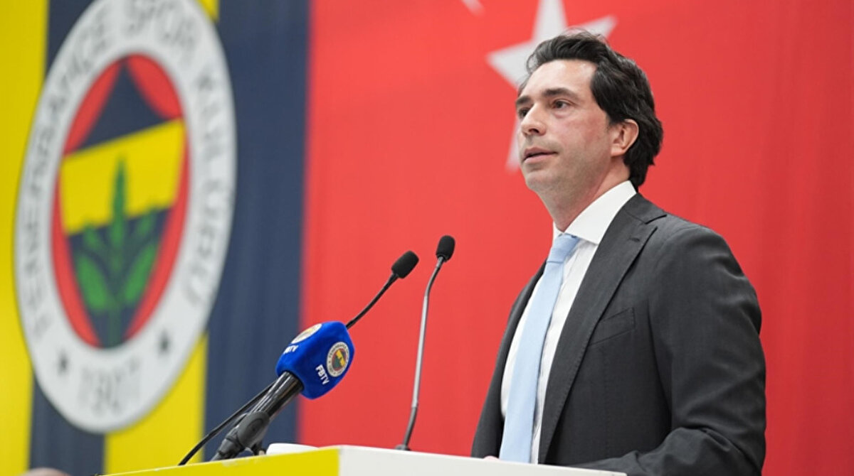 Burak Kızılhan: "En büyük anlaşma"<br><br>Fenerbahçe Genel Sekreteri Burak Kızılhan, konuşmasında "Tarihimizin en önemli imzalarından biri için bir aradayız. Türkiye'nin en büyük sponsorluk anlaşması sadece Fenerbahçe için değil, Türk sporu için önemli olacak. Hamdi Ulukaya'ya teşekkür ederim.<br><br>Chobani bir dünya markasına dönüşmüş, ülkemizdeki girişimcilere destek olmuş, deprem felaketine sessiz kalmamış, mültecilere iş imkanı sağlayarak, global girişimlere öncülük etmiştir." sözlerini sarf etti.