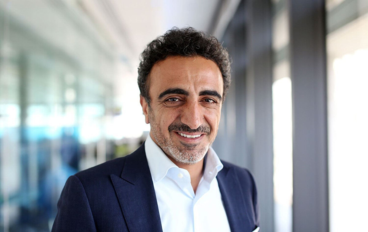 Fenerbahçe dışında da futbola yöneleceklerini söyleyen Ulukaya, "Fenerbahçe'yi seçme sebebimiz çocukluk aşkı... İki ay içinde futbolla alakalı çok büyük bir açıklamamız daha olacak. Chobani olarak futbola çok önem veriyoruz ve ABD'de çok bilinen bir markayız. Futbola biz ABD'de 'soccer' diyoruz ve büyük bir yatırımımız olacak. ABD'de de yeni bir sponsorluğumuz olacak. Ben ve Chobani, bundan sonra Türkiye'ye gelecek. Dünyanın bütün şirketlerine Türkiye'ye yatırım için bundan daha güzel bir zaman olamayacağını söylüyorum. Bu güzel ülke gibi fırsat, dünyada başka bir yerde yok. Pandemiden sonra birçok soruna rağmen bu ülke dimdik ayakta. Çok güzel bir ülke. Sayın Cumhurbaşkanımıza da söyledim, Chobani'nin gelmesinin ardından birçok şirketi Türkiye'ye davet edeceğiz Fenerbahçe gibi markalar dünya çapında başarılı olursa, herkes Türkiye'ye gelir." dedi.<br><br>