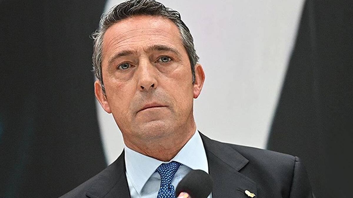 Ali Koç'tan şaşırtan transfer açıklaması<br><br>Öte yandan Hamdi Ulukaya'nın transfer döneminde kulübe yardımcı olup olmayacağı yönündeki soruya yanıt veren Ali Koç, 'Hamdi Bey şimdiden yapacağını yaptı zaten. Transfer konusuna gelirsek, bugün bile bir şeyler olabilir." ifadelerini kullandı.<br><br>