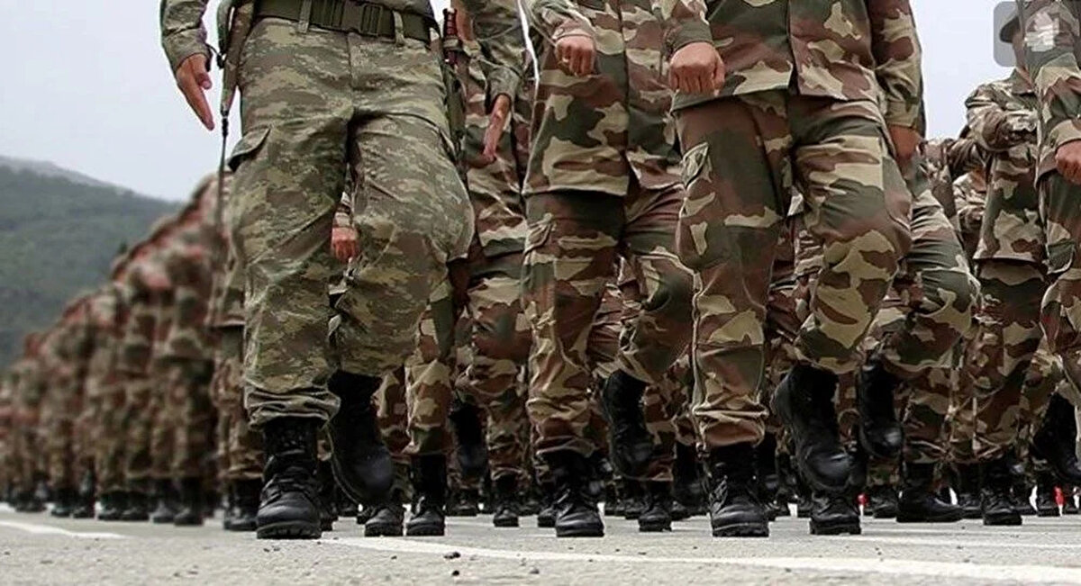 2025 yılı celp dönemi kapsamında askerlik yerlerinin açıklanmasının ardından sevk belgelerini teslim alan yükümlüler, şimdi “askerlik yol parası ne kadar, ne zaman yatar?” sorularına yanıt arıyor. Milli Savunma Bakanlığı'nın düzenlediği uygulama kapsamında, farklı şehirlerdeki askeri birliklere gönderilen asker adaylarına yol parası ve harçlık ödemesi yapılıyor. Peki 2025 askerlik yol ücreti ne kadar olacak, ödemeler nasıl alınacak?