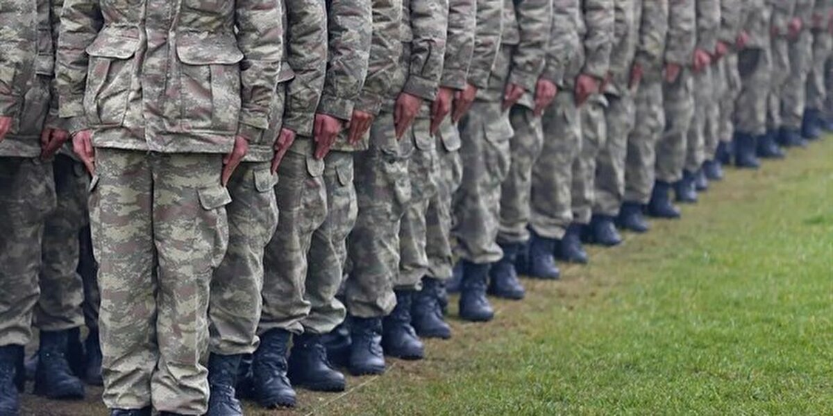 Askerlik sevk tarihleri 2025<br><br>Milli Savunma Bakanlığı’nın yayımladığı celp ve sevk takvimine göre Ağustos 2025 askerlik sevk tarihleri şu şekilde:<br><br>Birinci grup sevk tarihi: 7 Ağustos 2025<br><br>İkinci grup sevk tarihi: 4 Eylül 2025<br><br>Üçüncü grup sevk tarihi: 2 Ekim 2025<br><br>Bu tarihler, yedek subay, yedek astsubay ve er statüsündeki yükümlüler için geçerli olacak. Belirlenen tarihlerde birliklere teslim olmayan yükümlüler, yoklama kaçağı sayılabilecek.