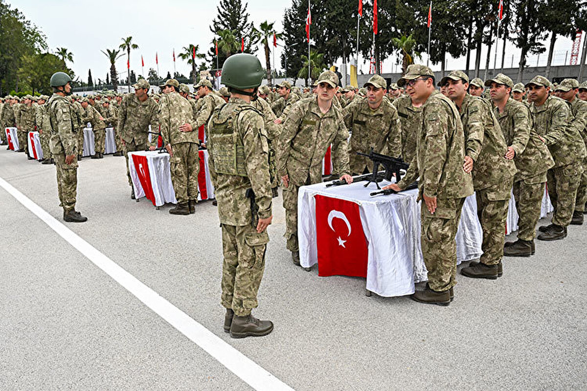 Askerlik yerleri nasıl sorgulanır?<br><br>Sınıflandırma sonuçlarını öğrenmek için aşağıdaki adımlar izlenebilir:<br><br>e-Devlet’e T.C. kimlik numarası ve şifre ile giriş yapılır.<br><br>Arama çubuğuna “Askerlik Yerleri Sorgulama” yazılır.<br><br>Açılan ekrandan celp dönemi ve birlik bilgileri görüntülenir.