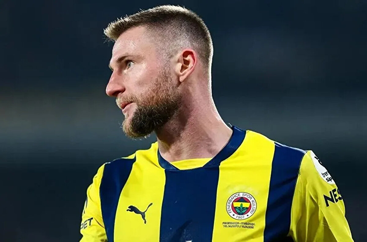 Geçen sezonki performansı<br><br>Fenerbahçe'de geçtiğimiz sezonun ikinci yarısında kiralık olarak forma giyen Milan Skriniar, 23 maçta görev yaptı. Bu süreçte 3 gol ve 2 asistlik katkı sağladı.<br>