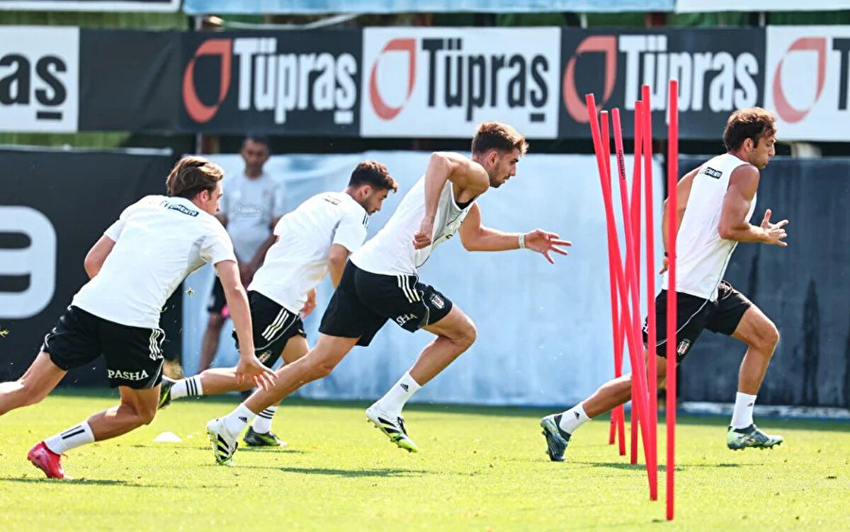 UEFA Avrupa Ligi'nde Shakhtar Donetsk'le oynayacağı ikinci maç öncesinde Beşiktaş'ta transfer hareketliliği yaşanıyor.<br><br>