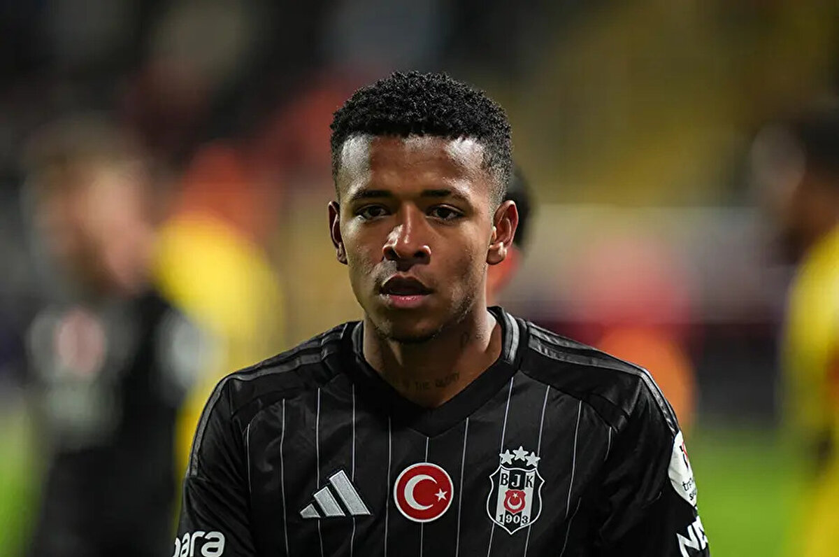 Geçtiğimiz sezonun devre arasında Elan Ricardo ile Beşiktaş'a imza atan genç futbolcu için siyah-beyazlı takımın yönetiminden son karar çıktı.<br><br>