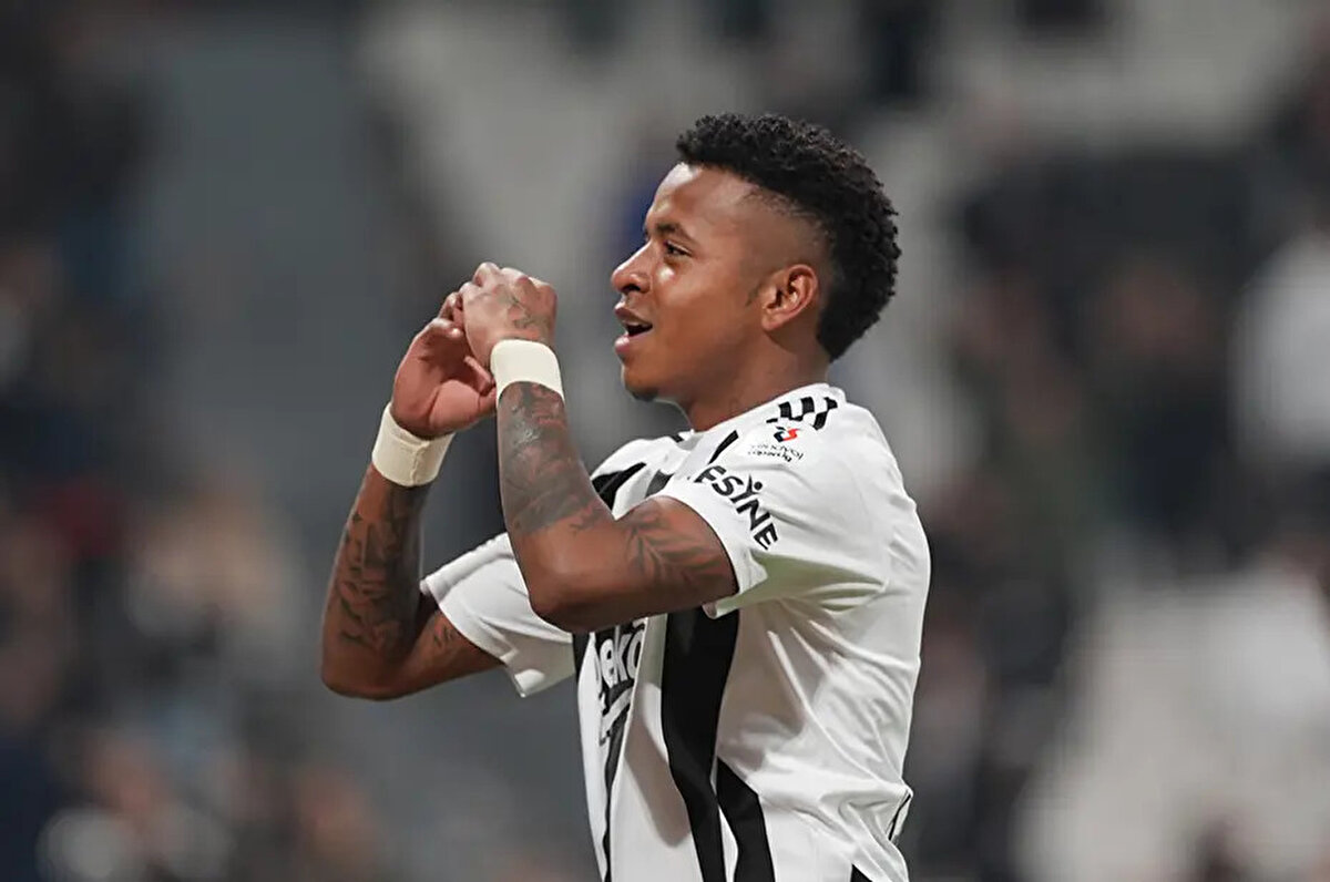 Kolombiya basınından El Diario'da yer alan habere göre Beşiktaş, Arroyo'yu takımda tutma kararı aldı. Beşiktaş yönetimi ve teknik direktör Ole Gunnar Solskjaer'in dün gerçekleştirdiği toplantının ardından Arroyo'ya gelen kiralama teklifinin reddedildiği belirtildi.<br><br>