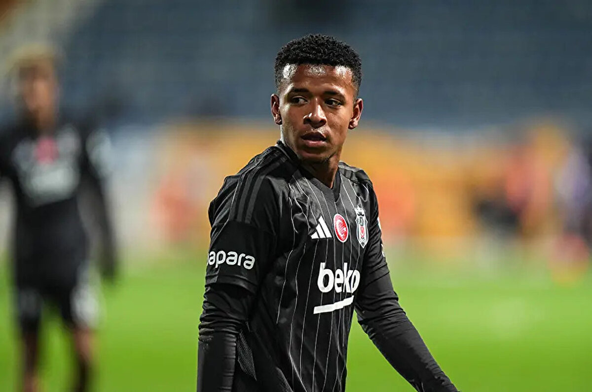Bakhtiyor Zaynutdinov'la yollarını ayıran, Gedson Fernandes içinse Spartak Moskova'yla görüşmelere başlandığını açıklayan Beşiktaş'ta Keny Arroyo'nun da kiralık olarak takıma veda edebileceği gündeme gelmişti.<br><br>