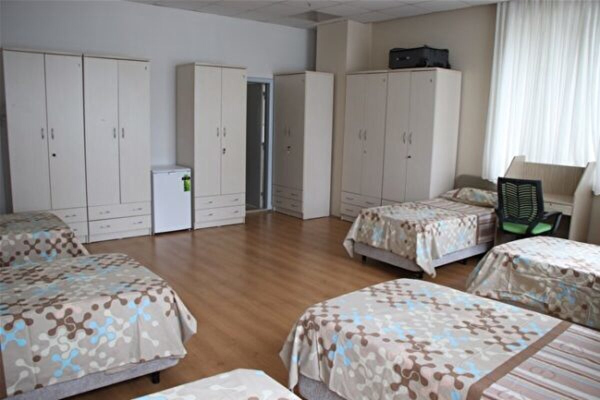 KYK Burs ve Kredi Başvuruları Ne Zaman Başlayacak?<br><br>KYK burs ve öğrenim kredisi başvuruları ise her yıl akademik yılın başında alınıyor. 2024-2025 döneminde burskredi başvuruları 8 Ekim - 13 Ekim tarihleri arasında gerçekleşmişti. 2025 yılında da Ekim ayının ilk haftasında başvuruların açılması bekleniyor.