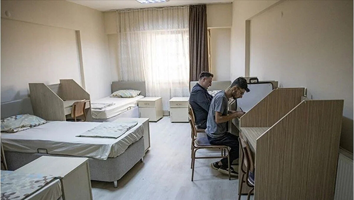 KYK Yurt Başvuruları Nereden ve Nasıl Yapılır?<br><br>KYK yurt başvuruları, e-Devlet Kapısı üzerinden online olarak gerçekleştiriliyor. Başvuruda bulunmak isteyen öğrencilerin e-Devlet şifresine sahip olmaları gerekiyor. Şifresi olmayan adaylar, en yakın PTT şubesine kimlik kartlarıyla başvurarak şifre temin edebilir.<br><br>Alternatif olarak; internet bankacılığı, mobil imza, e-imza veya T.C. kimlik kartıyla da e-Devlet sistemine giriş yapılabilir. Başvuru ekranı açıldığında, öğrenciler e-Devlet'te yer alan “GSB Yurt Başvurusu” hizmeti üzerinden işlemlerini tamamlayabilecek.