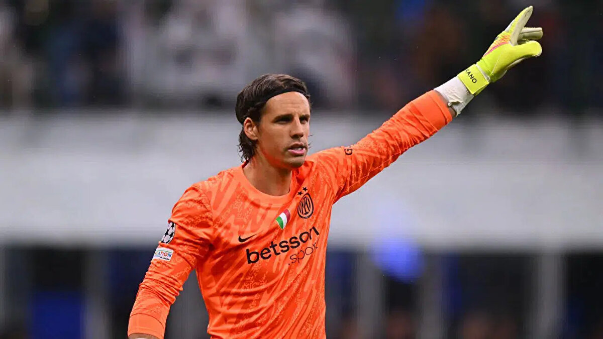 Ederson'un alternatifi Yann Sommer<br><br>Önceliği Ederson olan Galatasaray, alternatif olarak İnter'den Yann Sommer'i belirledi. 36 yaşındaki İsviçreli kaleci, kariyerinin sonuna yaklaştığı için son seçenek olarak görülüyor. <br>