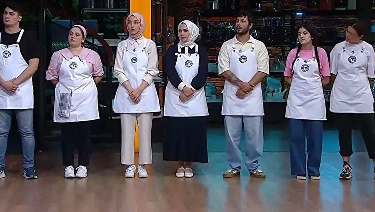 MasterChef’te Üç Aşamalı Elemeler Devam Ediyor<br><br>MasterChef Türkiye'de yarışmacılar önce bireysel yemeklerle ilk tura çıkıyor, ardından düello etabında rakipleriyle karşılaşıyor. Final etabı ise 13 kişilik grupların kıyasıya rekabetine sahne oluyor. Bu etapta yalnızca 5 yarışmacı MasterChef ana kadro önlüğünü giymeye hak kazanıyor.<br><br>Son bölümde ilk turda yarışmacılardan "Analı Kızlı Çorbası" istenirken, ikinci turda şefler "Yeni Dünya" meyvesini ana ürün olarak belirledi.