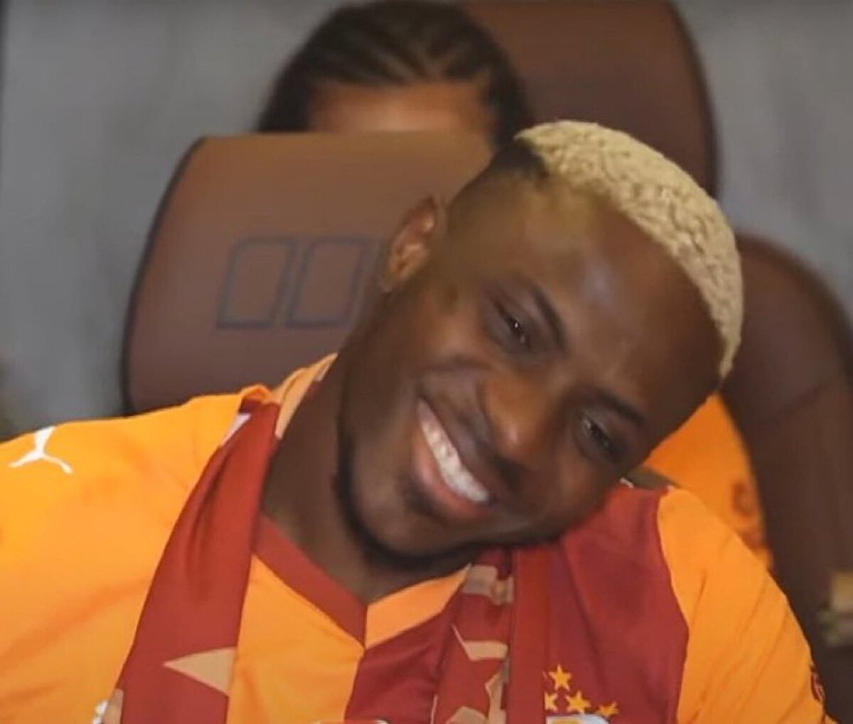 Galatasaray'ın 2 Ağustos’ta Lazio ile oynanacak özel maç öncesinde taraftarının önünde Nijeryalı golcü için özel bir imza töreni düzenlemesi de bekleniyor.