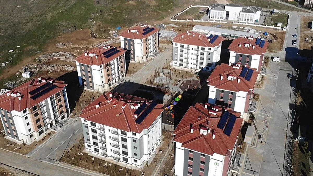 Toplu Konut İdaresi Başkanlığı (TOKİ), Türkiye genelinde konut ve iş yeri sahibi olmak isteyenler için yeni bir satış duyurusunda bulundu. 47 ilde yer alan toplam 508 gayrimenkul, 30-31 Temmuz 2025 tarihlerinde düzenlenecek açık artırmalarla satılacak. TOKİ açık artırmasına hem fiziki ortamda hem de internet üzerinden çevrim içi katılım sağlanabilecek.