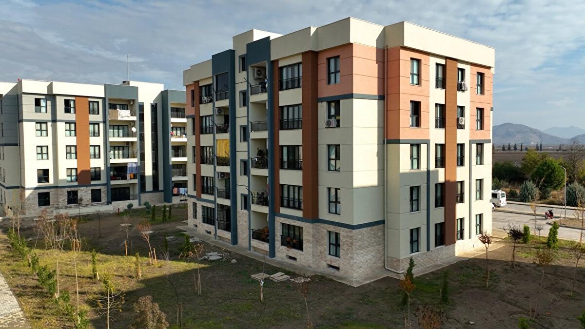 TOKİ Ödeme Planı: Konut ve İş Yerleri İçin Vade Seçenekleri<br><br>TOKİ, satışa sunulan taşınmazlar için cazip ödeme planları sunuyor. Konut almak isteyen alıcılar için:<br><br>%25 peşinat<br><br>72 ay vadeli ödeme seçeneği<br><br>İş yeri almayı düşünenler için ise:<br><br>%30 peşinat<br><br>60 ay vadeli ödeme planı uygulanacak.<br><br>Bu ödeme koşulları, özellikle uzun vadeli yatırım düşünen bireysel alıcılar ve küçük işletmeler için büyük kolaylık sağlıyor.