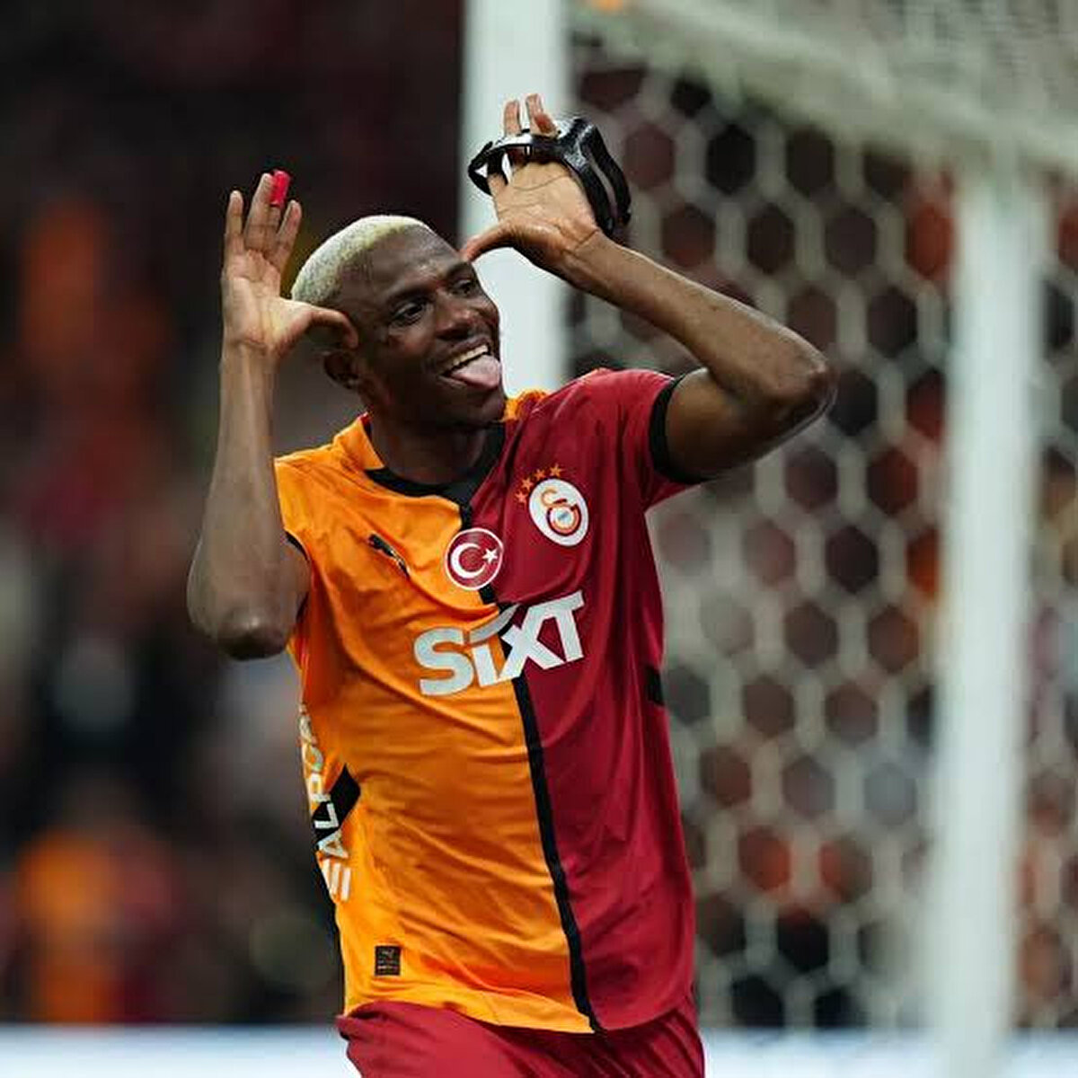 Victor Osimhen'in bu akşam İstanbul'a gelmesi beklenirken, Nijeryalı golcü sonrası Galatasaray'da önemli ayrılıklar yaşanacak.