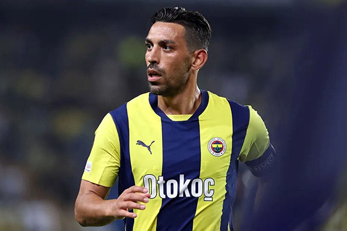 Yeni Kaptan İrfan Can Kahveci<br><br><br>Formu ve performansıyla hocasının gözüne giren İrfan Can Kahveci, Sözcü'ye göre Jose Mourinho'dan formayla birlikte kaptanlık pazubendini de kaptı.<br><br>