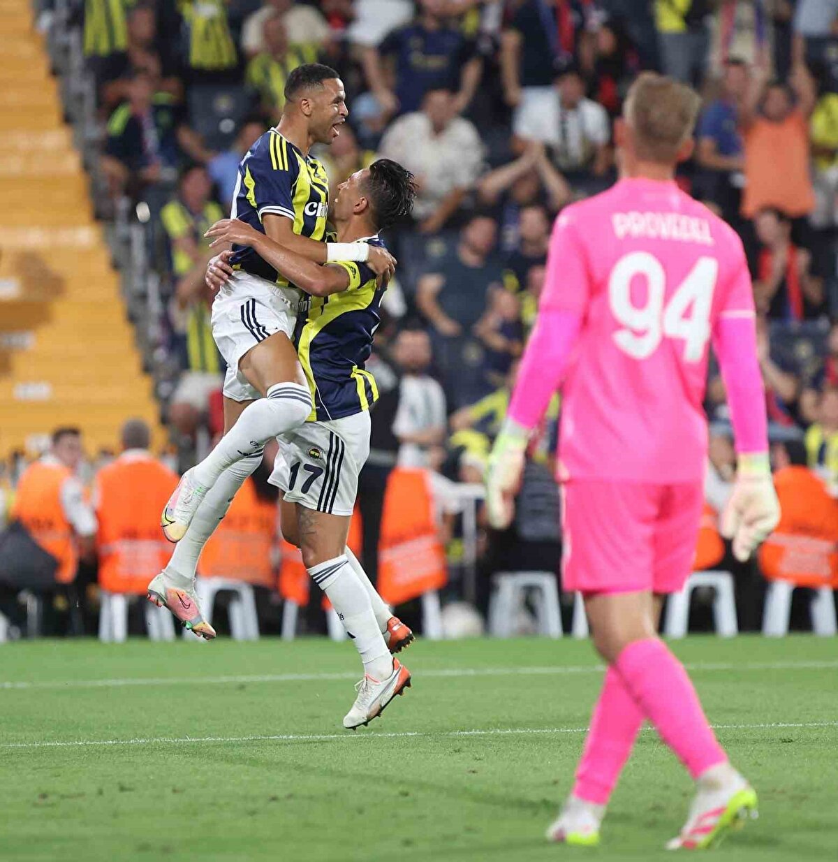 Taraftarlardan yoğun ilgi<br>Fenerbahçe, Şükrü Saracoğlu Spor Kompleksi’nde son oynadığı lig maçının ardından 60 gün sonra taraftarı karşısında çıktı. Sarı-lacivertli taraftarlar hazırlık maçına yoğun ilgi gösterdi. Mücadelenin başlama saatine doğru tribünleri dolduran taraftarlar beste ve tezahüratlarla takımlarını destekledi.