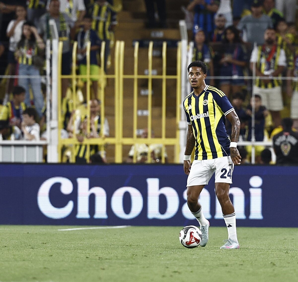 Hollandalı futbolcu Jayden Oosterwolde ise geçtiğimiz yıl ekim ayında yaşadığı çapraz bağ yırtığı nedeniyle uzak kaldığı takıma bu sezon başı itibarıyla döndü. Oosterwolde yaklaşık 10 ay sonra Saracoğlu’nun çimlerine çıktı.