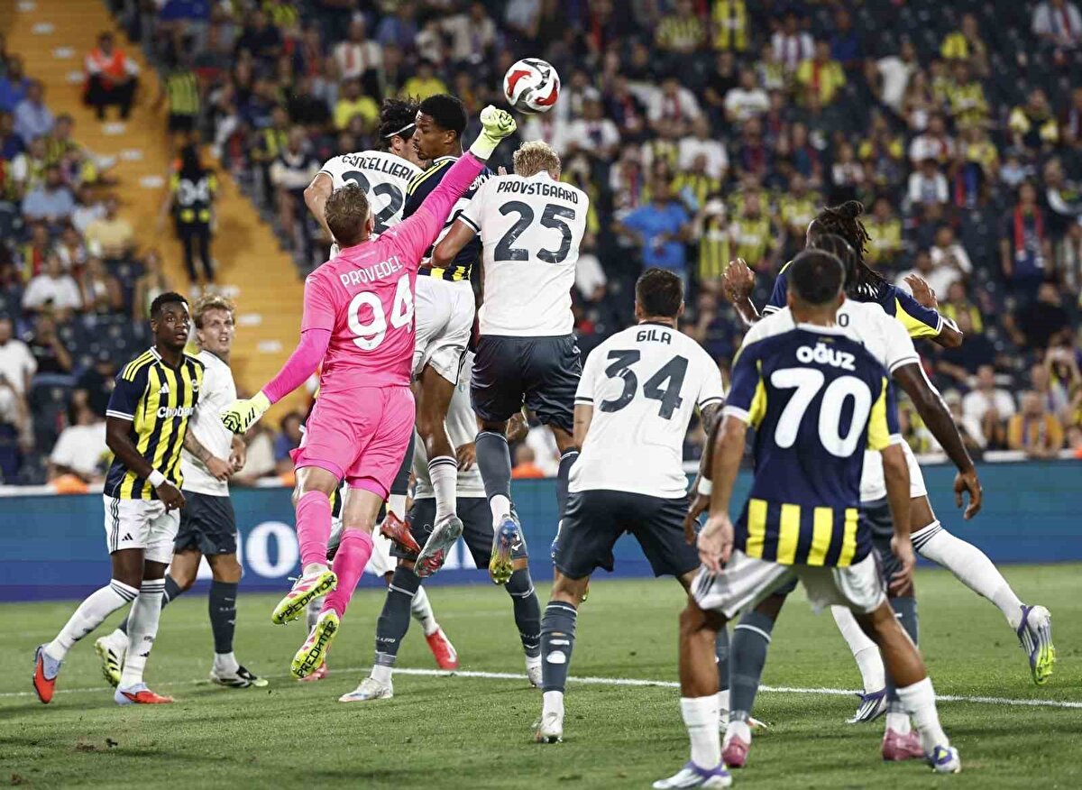 Hazırlık maçlarının yıldızı, İrfan Can Kahveci<br>Teknik Direktör Jose Mourinho’nun geçtiğimiz sezon hamle oyuncusu olarak kullandığı ve 11’de fazla süre vermediği İrfan Can Kahveci, yeni sezon öncesi performansıyla göz doldurdu. Portekiz’de yapılan kamp sürecindeki hazırlık maçlarında değişmez isimlerden olan milli futbolcu, İtalyan ekibine karşı da kaptan olarak 11’de başladı. İrfan Can, müsabakanın 60. dakikasında Youssef En-Nesyri’nin pasında iyi takip ederek topu filelere gönderdi. 30 yaşındaki hücum oyuncusu 73. dakikada yerini Cengiz Ünder’e bıraktı. İrfan Can, hazırlık maçlarında 3 kez gol sevinci yaşadı.