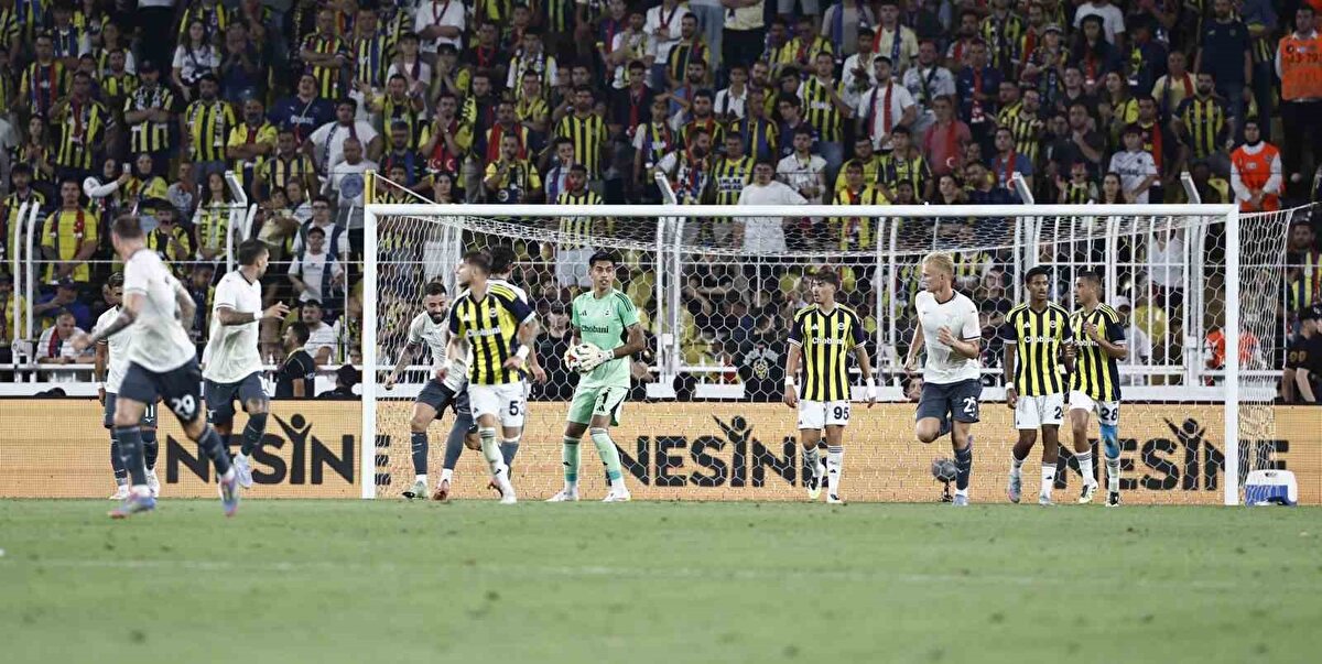 Fenerbahçe’nin 11’i<br>Sarı-lacivertliler mücadeleye; İrfan Can Eğribayat, Mert Müldür, Yusuf Akçiçek, Jayden Oosterwolde, Archie Brown, Fred, Bartuğ Elmaz, İrfan Can Kahveci, Sebastian Szymanski, Oğuz Aydın, Jhon Duran 11’i ile başladı.<br>Karşılaşmanın 2. yarısında Yiğit Efe Demir, Sofyan Amrabat, Youssef En-Nesyri, Çağlar Söyüncü, Cengiz Ünder, Levent Mercan, Alexander Djiku da süre aldı.