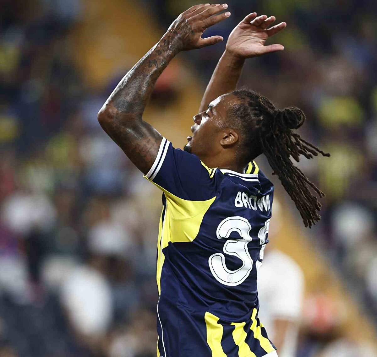 Yeni transferler görücüye çıktı<br>Fenerbahçe’nin yeni transferleri Archie Brown ile Jhon Duran, ilk kez Kadıköy’de maça çıktı. Archie Brown, Portekiz kampında oynanan 4 hazırlık maçında 11’de başlarken, Duran ise son 2 müsabakada sonradan oyuna dahil oldu. Kolombiyalı forvet, Lazio karşısında 56. dakikada yerini Youssef En-Nesyri’ye bıraktı.