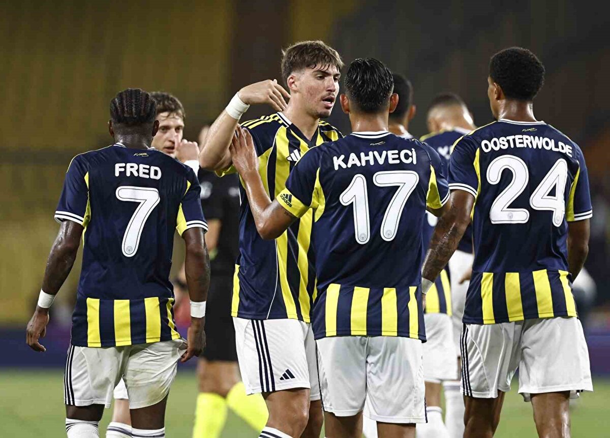 Fenerbahçe 2025-2026 sezonu hazırlıkları kapsamında son hazırlık maçında sahasında İtalyan ekibi Lazio ile karşı karşıya geldi. Müsabakada Zorbay Küçük düdük çalarken, ilk yarıda gol sesi çıkmadı. Müsabakanın 60. dakikasında İrfan Can Kahveci’nin golüyle sarı-lacivertliler 1-0 öne geçti. Karşılaşmada başka gol olmazken Kanarya, sahadan 1-0 galip ayrıldı.