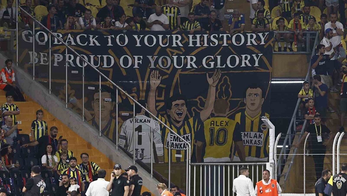 Skriniar, tribünden izledi<br>Fenerbahçe’de geçtiğimiz sezonun ikinci yarısında kiralık olarak forma giyen Milan Skriniar, yeni sezon öncesi transfer görüşmelerini ilerletmek üzere İstanbul’a geldi. Slovak stoper akşam saatlerinde Sabiha Gökçen Havalimanı’na iniş yaparken, daha sonra özel araçla stada ulaştı ve Lazio ile oynanan hazırlık maçını tribünden takip etti.