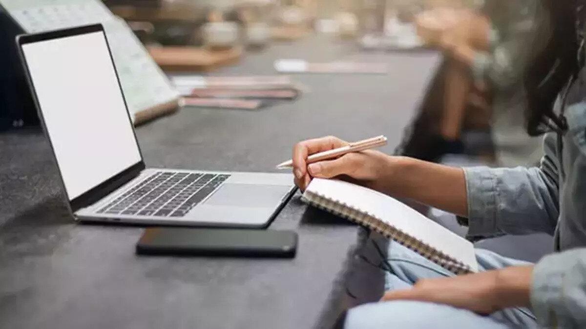 YKS Tercihleri Nasıl Yapılır?<br><br>2025 YKS tercihlerinin yapılacağı platform ve izlenecek adımlar şu şekilde:<br><br>https:ais.osym.gov.tr adresine giriş yapın.<br><br>T.C. kimlik numarası ve ÖSYM AİS şifrenizle sisteme giriş sağlayın.<br><br>Tercih listesinde yer almasını istediğiniz 24 üniversite programını seçin.<br><br>Listenizi kaydettikten sonra “Tercih Onay” işlemini gerçekleştirin.<br><br>İşlem sonunda ekran görüntüsü veya çıktı almayı unutmayın.