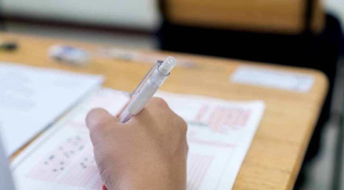 Tercih işlemleri yalnızca bireysel olarak yapılabilir. Okul veya herhangi bir kurum tarafından yapılmaz.<br><br>Belirtilen tarihler dışında tercih yapılması mümkün değildir.<br><br>Adayların tercih yapmadan önce mezuniyet türlerine, puanlarına, başarı sıralamalarına ve kontenjan durumuna dikkat etmeleri gerekir.<br><br>YKS 2025 tercih dönemi başladı. Adaylar, tercih işlemlerini 1-13 Ağustos tarihleri arasında gerçekleştirebilir. Güncel ve detaylı bilgilere ulaşmak için ÖSYM’nin resmi sitesini ve yayımlanan tercih kılavuzunu mutlaka inceleyin.