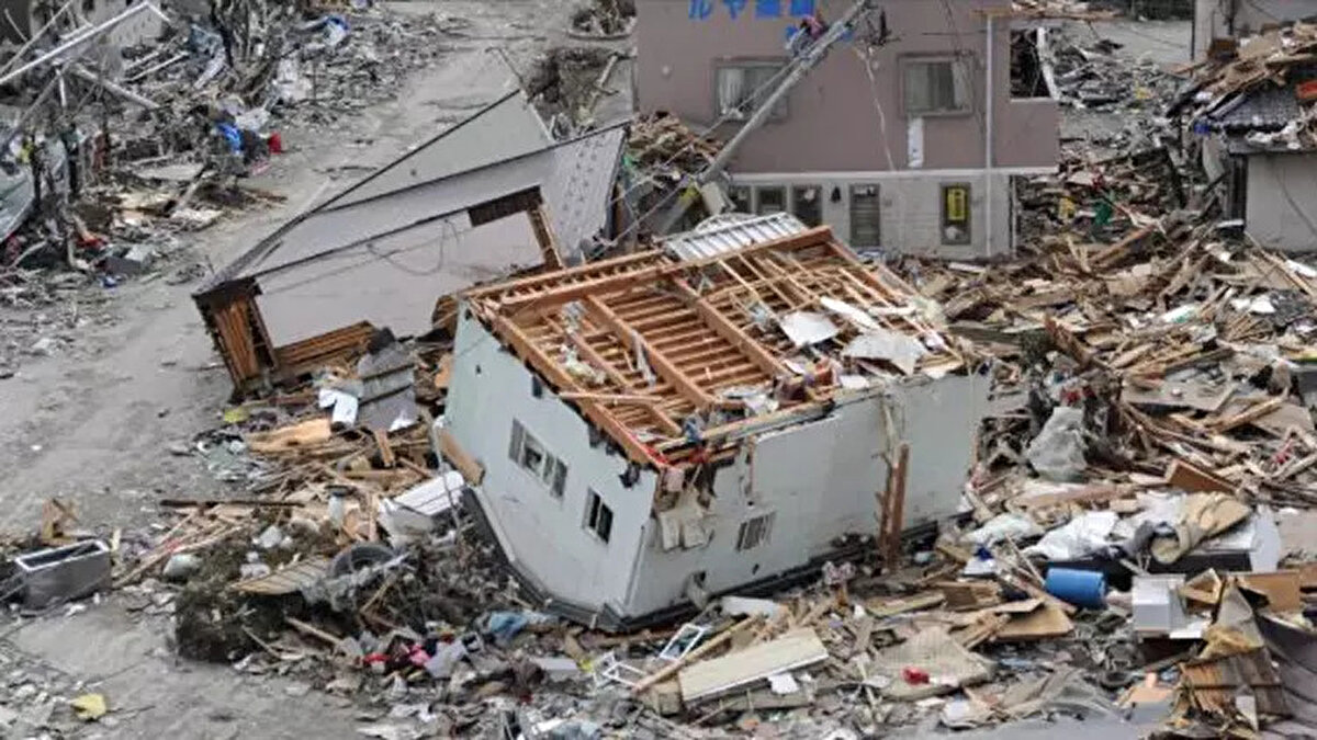 4. Japonya - Tohoku Depremi (2011) | Büyüklük: 9,1<br><br>11 Mart 2011'de Japonya’nın kuzeyinde gerçekleşen bu deprem, sadece sarsıntısıyla değil tetiklediği nükleer felaketle de tarihe geçti. 18 binden fazla insan öldü, Fukuşima Nükleer Santrali çöktü, dünya genelinde tsunami uyarıları yapıldı.<br>