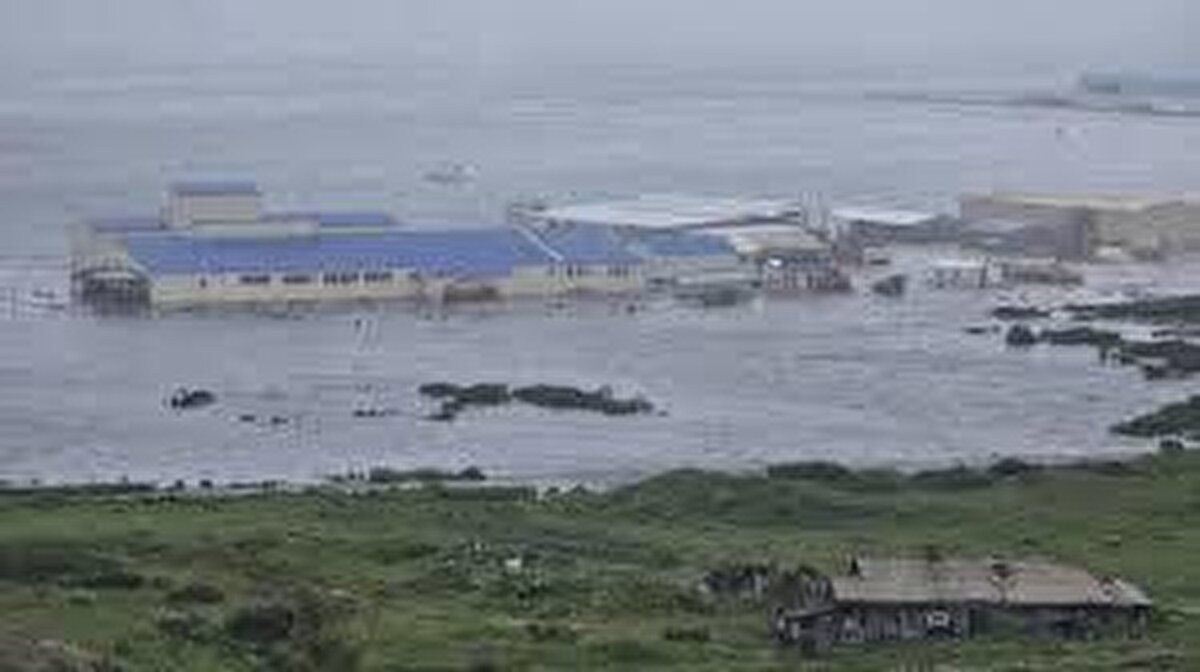 Rusya'da Deprem Mi Oldu? Tsunami Riski Ne Kadar Büyük?<br><br>Rusya’nın doğusunda bulunan Kamçatka Yarımadası açıklarında 30 Temmuz sabahı yaşanan 8.8 büyüklüğündeki deprem sonrası "Rusya'da deprem mi oldu?", "Rusya deprem son dakika", "Deprem Rusya" gibi aramalar sabah saatlerinden bu yana Google’da zirveye yerleşti. <br><br>Özellikle Japonya tsunami tehlikesine karşı alarma geçmiş durumda. Aynı şekilde Hawaii de olası dalgalara karşı sahil bölgelerini tahliye planına aldı.