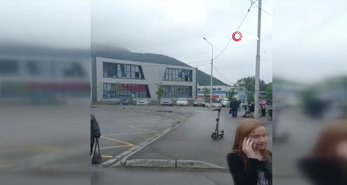 Tsunamiye Karşı Alınabilecek Önlemler Nelerdir?<br><br>Tsunami erken uyarı sistemleri takip edilmeli<br><br>Kıyı şeridindeki güvenli tahliye yolları öğrenilmeli<br><br>Olağanüstü durumlar için acil çanta hazırlanmalı<br><br>Yetkililerin uyarılarına mutlaka uyulmalı<br><br>Bu gibi önlemler, "dünyanın en büyük depremi" gibi felaketlerde can kaybının önüne geçebilir.