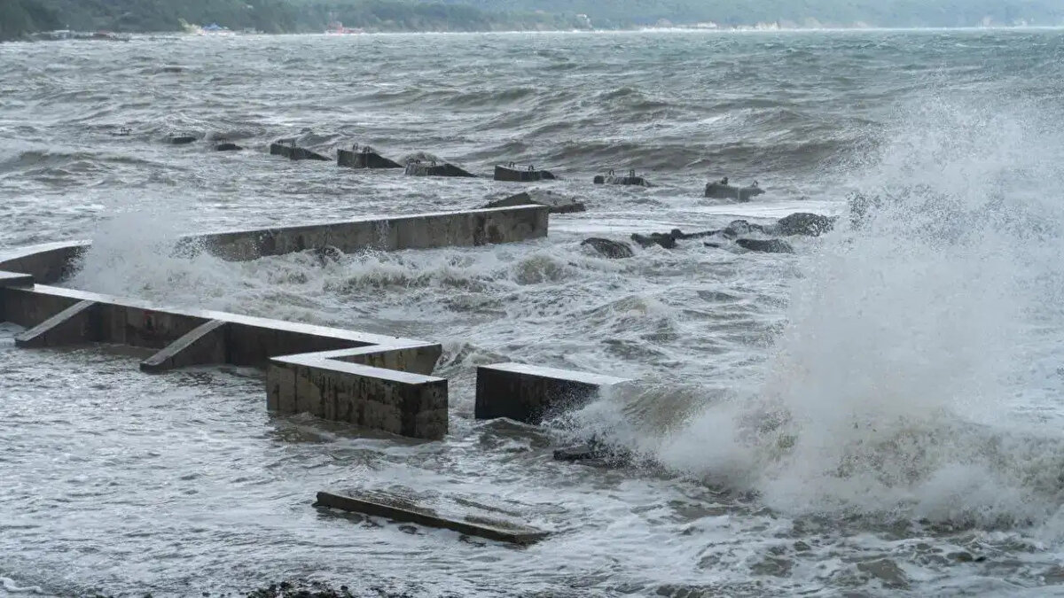Tsunami Neden Oluşur?<br><br>Tsunamilerin oluşmasının başlıca nedenleri şunlardır:<br><br>Deniz altı depremleri: Özellikle 7 ve üzeri büyüklükteki depremler, tsunami oluşumunun en büyük tetikleyicisidir. Nitekim Rusya 8.8 depremi, bunun çarpıcı bir örneğidir.<br><br>Volkanik patlamalar: Su altındaki volkanik hareketlenmeler de tsunami yaratabilir.<br><br>Deniz altı heyelanları: Yer altı hareketleri sonucu deniz tabanındaki ani çökmeler dalga oluşturur.<br><br>Göktaşı çarpmaları: Nadir olmakla birlikte, devasa göktaşlarının denize çarpması tsunamiye yol açabilir.