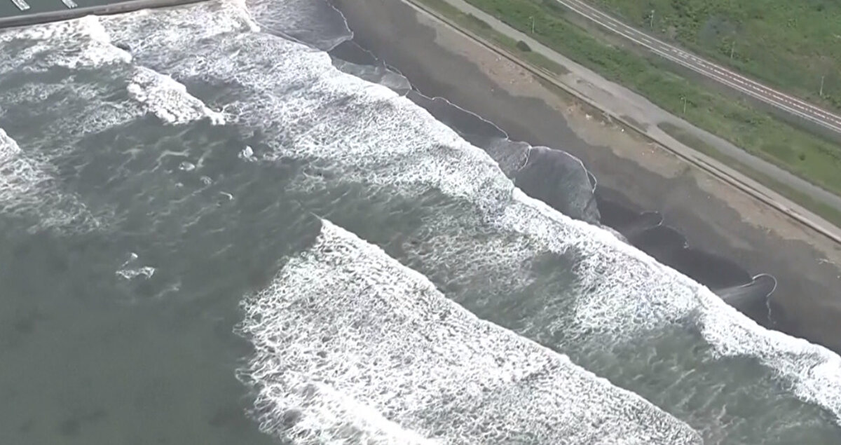 Tsunami Nedir?<br><br>Tsunami, okyanus ya da deniz tabanında oluşan ani yer değiştirmeler sonucu meydana gelen, büyük ve yıkıcı dalgalardır. Kelime kökeni Japonca olup "liman dalgası" anlamına gelir. Tsunamiler, kıyı bölgelerinde felaket düzeyinde yıkıma yol açabilir.<br><br>Tsunami, normal deniz dalgalarına göre çok daha uzun dalga boyuna ve yüksek enerjiye sahiptir. Bu nedenle deprem son dakika gelişmeleri ile birlikte sık sık tsunami uyarıları da yapılır.