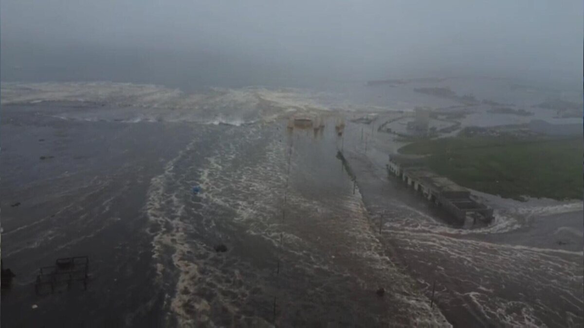 Tsunaminin Belirtileri Nelerdir?<br><br>Bir bölgede tsunami riski varsa şu belirtiler görülebilir:<br><br>Denizin aniden ve olağandışı bir şekilde çekilmesi<br><br>Gürültülü, uğultulu bir sesin sahil hattından duyulması<br><br>Dalgaların normalden çok daha hızlı ve yüksek hareket etmesi<br><br>Bu belirtiler, "Rusya 8.8 deprem", "Rusya Kamçatka tsunami" gibi afetlerin ardından hemen gözlemlenebilir. Bu durumda bölge halkının acil tahliye protokollerini uygulaması gerekir.