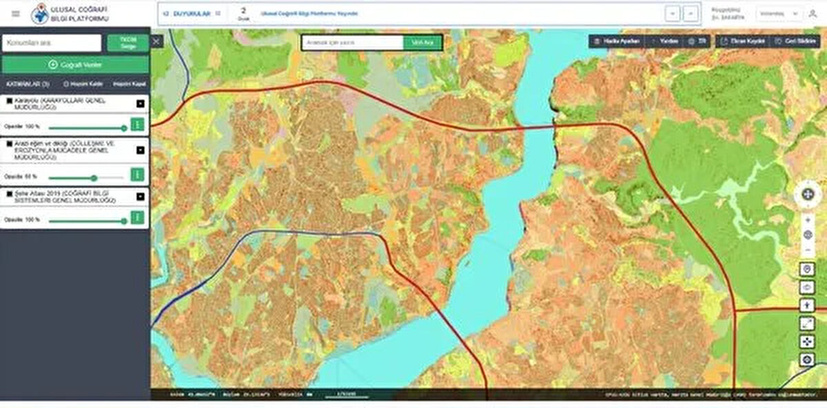 Ortak Terimler, Doğru İletişim: Coğrafi Veri Sözlüğü<br><br>Platform bünyesindeki Coğrafi Veri Sözlüğü sayesinde tüm kurumlar coğrafi verileri aynı dil ve kavramlarla yönetiyor. Bu ortak terminoloji sayesinde veriler karışmıyor, herkes için kolay anlaşılır ve standart hale geliyor. Sistem, ayrıca kurumlar tarafından yüklenen verilerin doğruluğunu ve güncelliğini de otomatik olarak denetliyor.