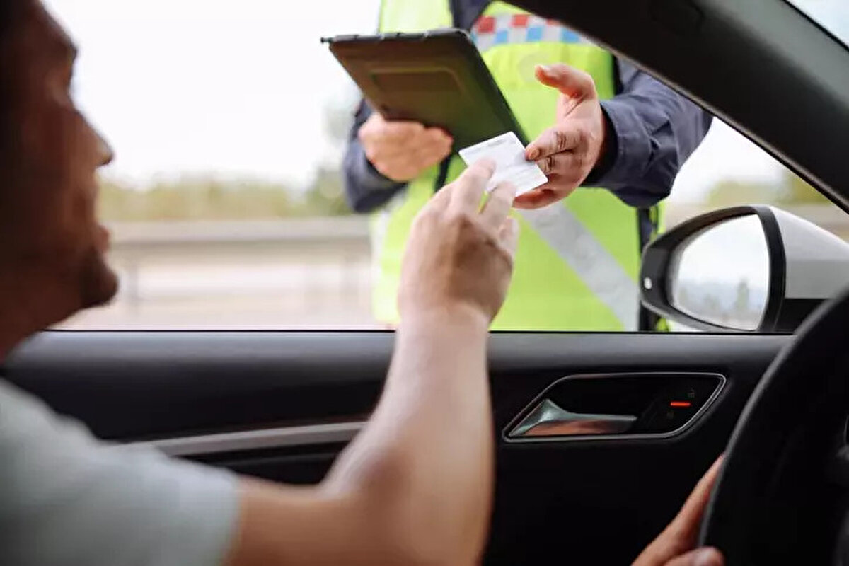 Ehliyet Yenileme Başvurusu Nasıl Yapılır?<br><br>Ehliyet yenileme işlemleri, Nüfus ve Vatandaşlık İşleri Genel Müdürlüğü’nden (NVİ) randevu alınarak gerçekleştiriliyor.<br><br>Randevular:<br>🔹 nvi.gov.tr<br>🔹 ALO 199 Çağrı Merkezi<br>🔹 e-Devlet sistemi üzerinden alınabiliyor.<br><br>Ehliyet Yenileme İçin Gerekli Belgeler Neler?<br>Eski tip ehliyetini yeni nesil çipli ehliyetle değiştirmek isteyenler için başvuru evrakları şu şekilde:<br><br>Kimlik belgesi (nüfus cüzdanı, yeni kimlik kartı veya pasaport)<br><br>Eski sürücü belgesi<br><br>Sürücü sağlık raporu (aile hekimi, devlet ya da özel sağlık kuruluşu)<br><br>Biyometrik fotoğraf (2 adet, son 6 ay içinde çekilmiş)<br><br>Adli sicil belgesi (e-Devlet üzerinden ücretsiz alınabilir)<br><br>Kan grubu belgesi (yazılı beyan da geçerli)<br><br>Harç bedeli ödeme dekontu<br><br>Ehliyet Yenileme Ücreti 2025 Yılında Ne Kadar?<br><br>Eski tip ehliyeti yenileme ücreti:<br><br>13 TL (değerli kağıt bedeli)<br><br>2 TL (vakıf hizmet bedeli)<br>Toplam: 15 TL<br><br>Kaybolan, çalınan ya da yıpranan yeni tip ehliyet yenileme ücreti:<br><br>1.420 TL + 340 TL = 1.760 TL<br><br>Ödemeler, Gelir İdaresi Başkanlığı (gib.gov.tr) üzerinden veya anlaşmalı bankalardan yapılabiliyor.