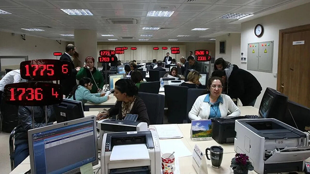 Ehliyet yenileme süresi bugün sona eriyor<br><br>Eski tip sürücü belgeleri yalnızca bugün mesai saati bitimine kadar geçerli olacak. Bu süre zarfında yenilenmeyen ehliyetler, 1 Ağustos 2025 itibarıyla geçersiz sayılacak. Ayrıca, indirimli başvuru ücretinden yararlanmak isteyenler için de bu tarih son fırsat.