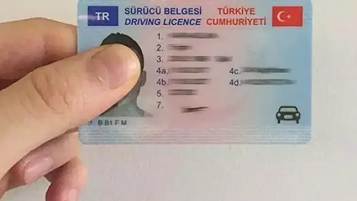 1 Ocak 2016 tarihinde başlayan eski tip ehliyetlerin yenilenme süreci, defalarca uzatıldıktan sonra 31 Temmuz 2025 tarihi itibarıyla sona eriyor. Yenileme işlemlerini son güne bırakan vatandaşlar nüfus müdürlüklerine akın edince sistem yoğunluğu kaldıramadı. Gün içerisinde ehliyet yenileme sistemi zaman zaman çöktü ve vatandaşlar işlemlerini gerçekleştirmekte güçlük çekti.